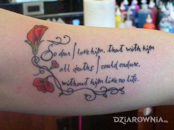 Tatuaż napis z czerwonymi kwiatami w motywie kwiaty na ramieniu