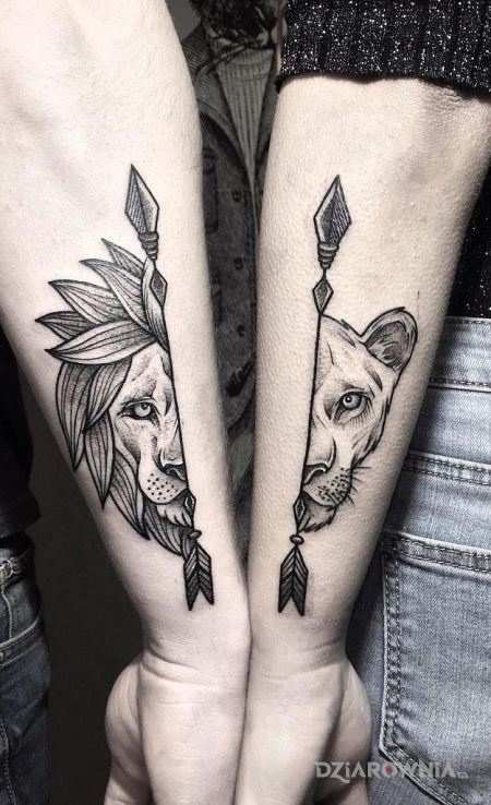 Tatuaż lwy ze strzałami w motywie przedmioty i stylu graficzne / ilustracyjne na przedramieniu