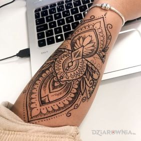 Tatuaż Ręka we wzorki na przedramieniu motyw: ornamenty styl: dotwork