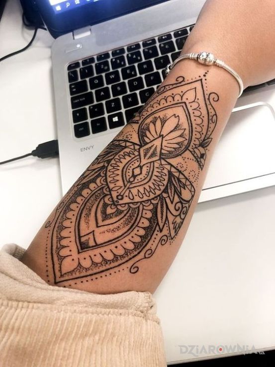 Tatuaż ręka we wzorki w motywie ornamenty i stylu dotwork na przedramieniu