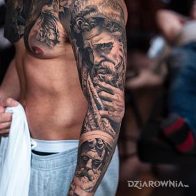 Tatuaż Greckie twarze na przedramieniu motyw: 3D styl: realistyczne