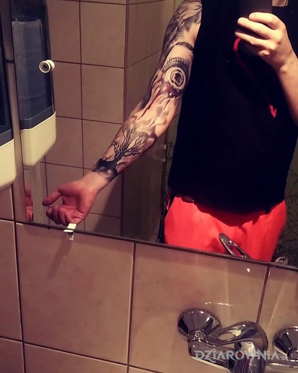 Tatuaż rekaw w motywie rękawy na przedramieniu