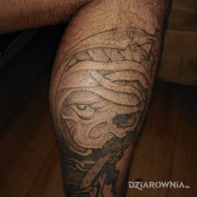 Tatuaż Kostucha na łydce motyw: czaszki styl: graficzne / ilustracyjne