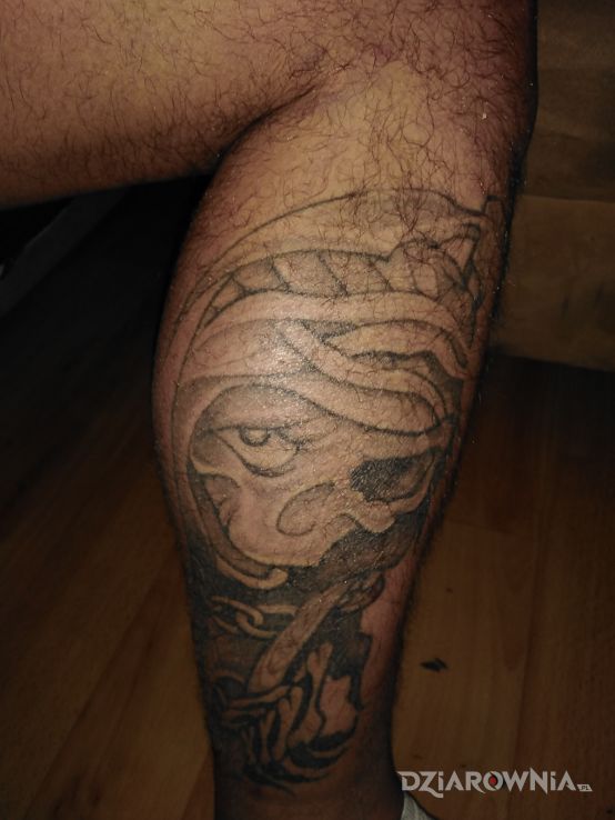 Tatuaż kostucha w motywie czarno-szare i stylu graficzne / ilustracyjne na łydce