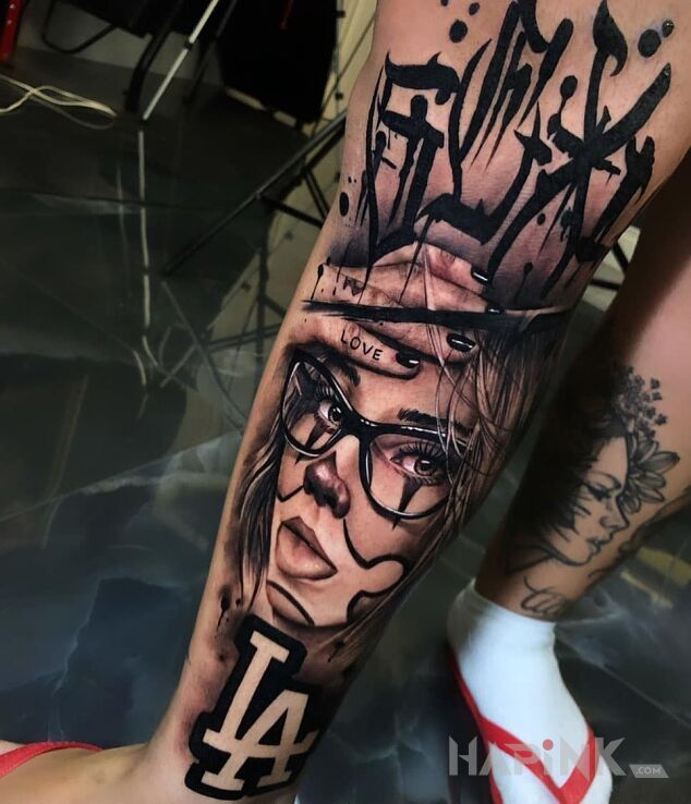 Tattoo Okularnica in lettering motif and graffiti style on the leg