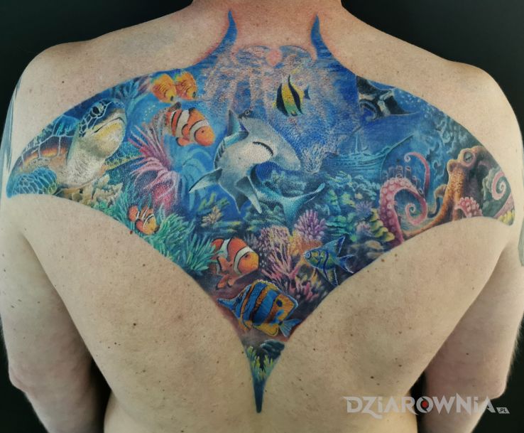 Tatuaż podwodny świat w motywie 3D i stylu realistyczne na łopatkach