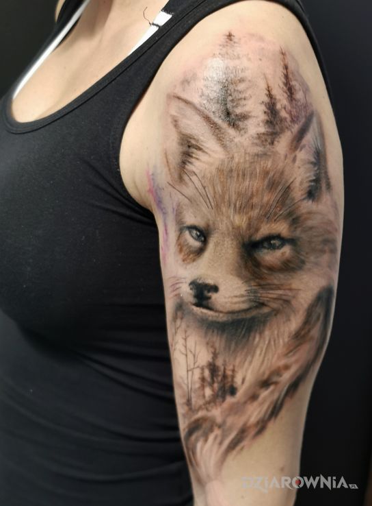 Tatuaż lisica lis w motywie zwierzęta i stylu realistyczne na ramieniu