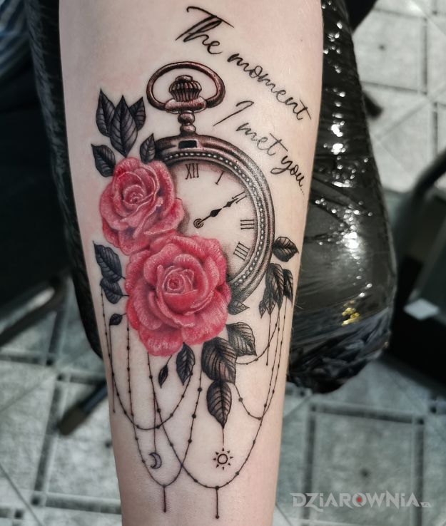 Tatuaż zegar róże w motywie kwiaty i stylu kaligrafia na przedramieniu