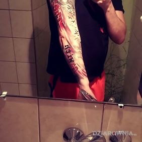 Tatuaż Rekaw :) na ramieniu motyw: napisy