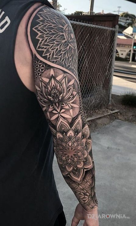 Tatuaż rękaw z mandalami w motywie czarno-szare i stylu geometryczne na ramieniu