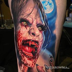 Tatuaż Zakrwawiony wampir na nodze motyw: kolorowe styl: realistyczne