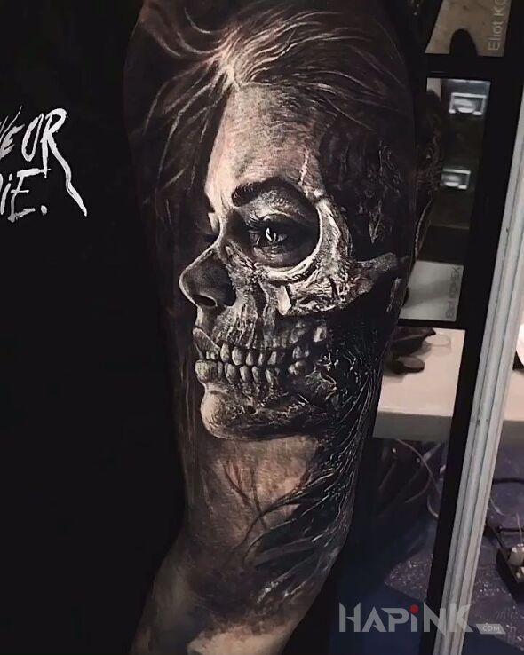 Tattoo Martwa za życia in faces motif and realistic style on the upper arm