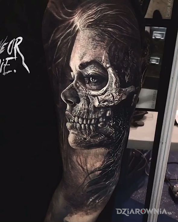 Tatuaż martwa za życia w motywie twarze i stylu realistyczne na ramieniu