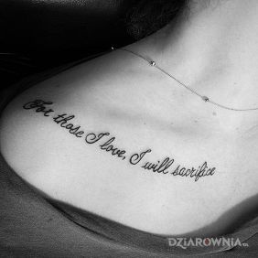 Tatuaż For those i love i will sacrifice na obojczyku motyw: napisy styl: kaligrafia