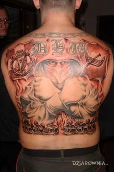Tatuaż bad boy hooligans w motywie więzienne na plecach