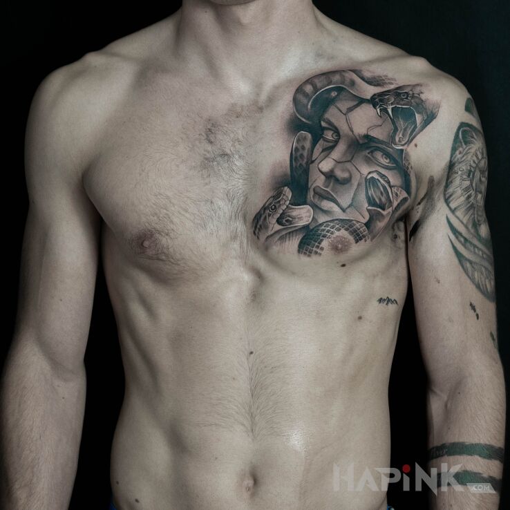 Tattoo Klatka piersiowa przyozdobiona głową meduzy in animals motif and realistic style on the chest