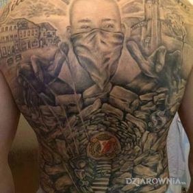 Tatuaż Hooligans Widzew na plecach motyw: twarze