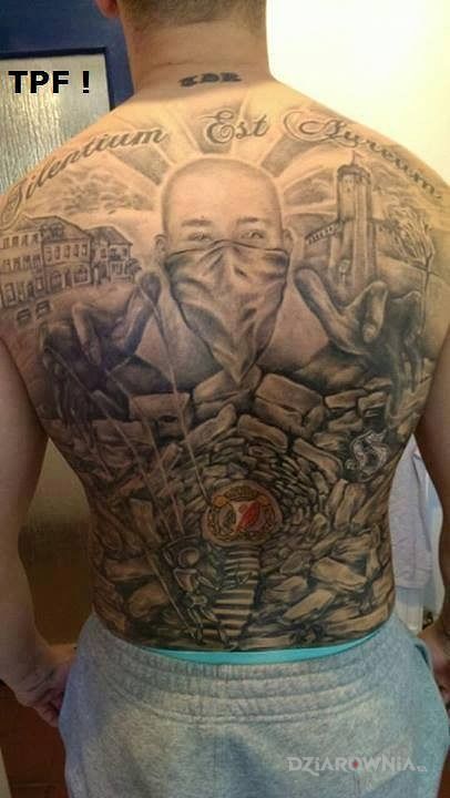 Tatuaż hooligans widzew w motywie twarze na plecach