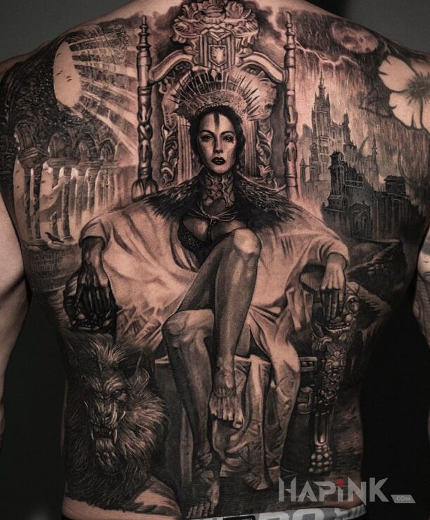 Tattoo Kobieta na tronie in animals motif and realistic style on the shoulder blades
