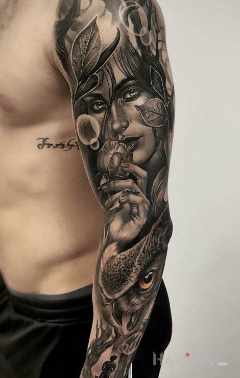 Tattoo Lekki uśmiech zza liści in 3D motif and realistic style on the forearm