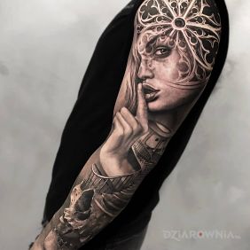 Tatuaż Palec na ustach na ramieniu motyw: czarno-szare styl: realistyczne