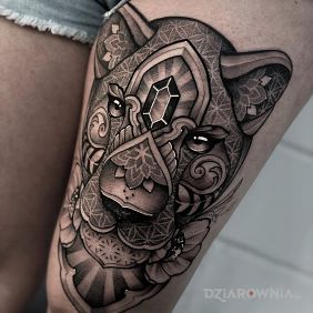 Tatuaż Pantera na nodze motyw: czarno-szare styl: graficzne / ilustracyjne