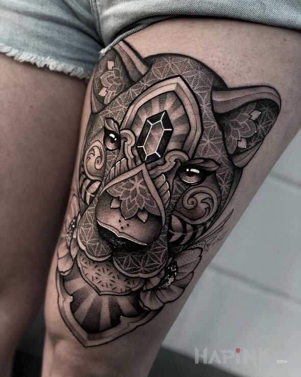 Tattoo Pantera in animals motif and graphic / illustrative style on the leg