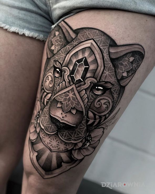 Tatuaż pantera w motywie ornamenty i stylu graficzne / ilustracyjne na nodze