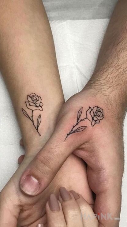 Tattoo Konturowe róże in Love motif and contour / linework style on the fingers