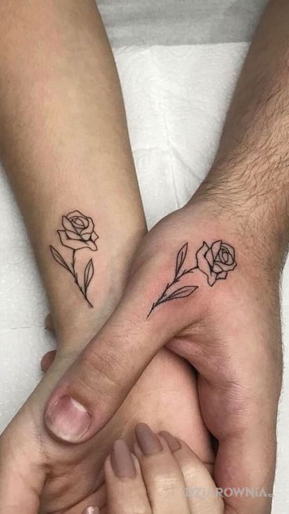 Tatuaż konturowe róże w motywie miłosne i stylu minimalistyczne na nadgarstku