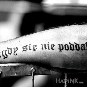 Tattoo Never give up on the forearm motif: lettering