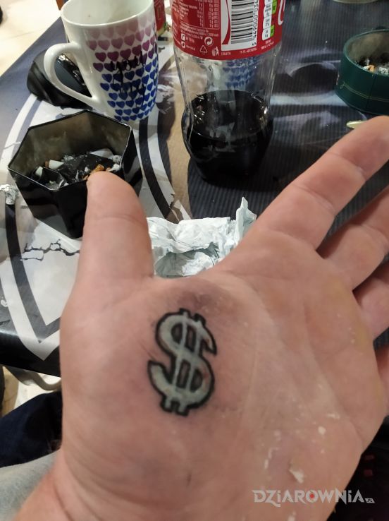 Tatuaż dolar w motywie pozostałe na dłoni