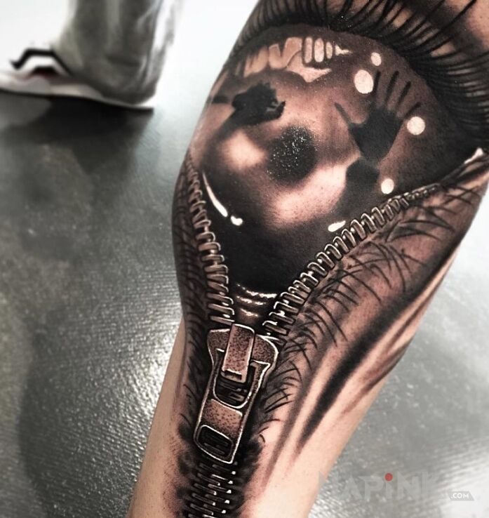 Tattoo Suwak z okiem in 3D motif on the leg