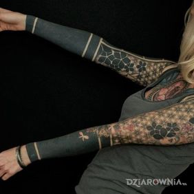 Tatuaż Dwa rękawki na ramieniu motyw: rękawy