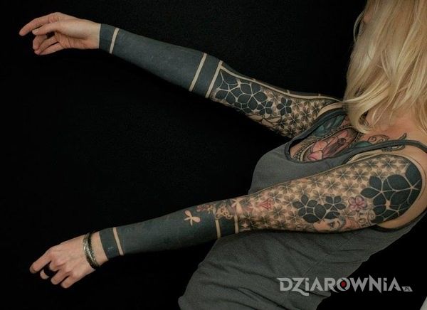 Tatuaż dwa rękawki w motywie rękawy na przedramieniu