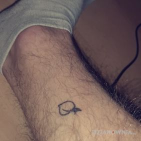 Tatuaż Brzoskwinka ;) przy kostce motyw: pozostałe styl: minimalistyczne