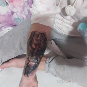 Tatuaż Silent hurts na przedramieniu motyw: mroczne styl: realistyczne