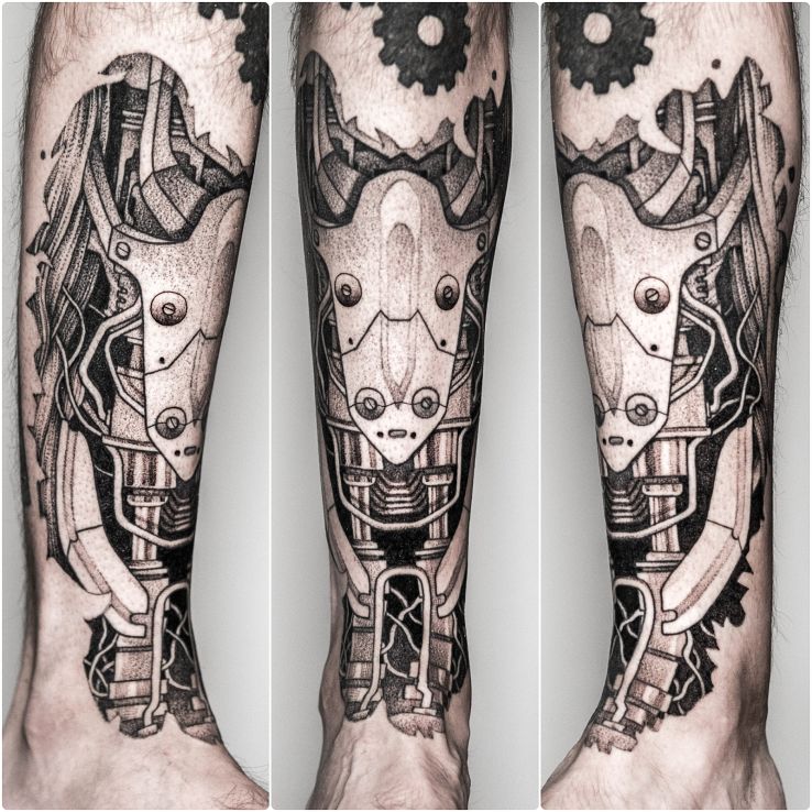 Tatuaż cyberpunk  steampunk  biomechanika w motywie czarno-szare i stylu biomechanika na piszczeli