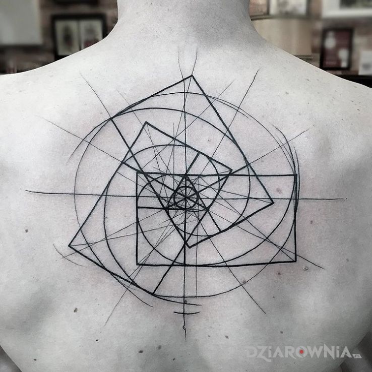 Tatuaż trójkąty i kwadraty w motywie pozostałe na plecach