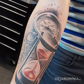Tatuaż Klepsydra na przedramieniu motyw: przedmioty styl: realistyczne