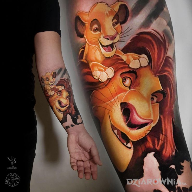 Tatuaż król lew w motywie kolorowe i stylu kreskówkowe / komiksowe na przedramieniu