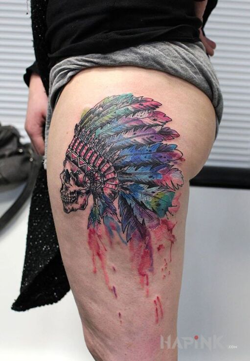 Tattoo Czaszka Indianina in skulls motif on the leg