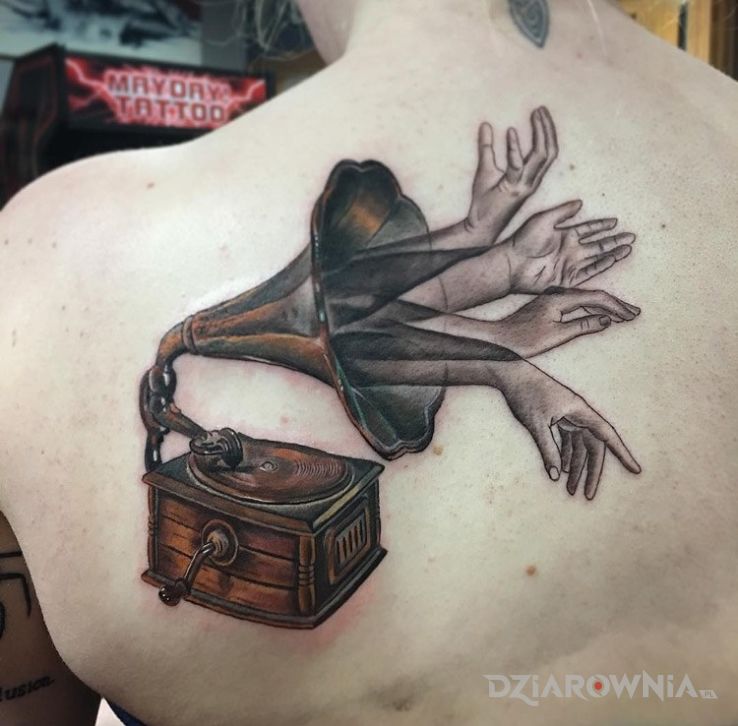 Tatuaż gramofon 3d w motywie 3D na łopatkach