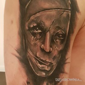 Tatuaż Mordeczka na ramieniu motyw: czarno-szare styl: realistyczne