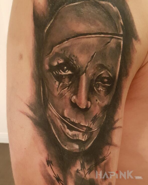 Tattoo Mordeczka in faces motif and realistic style on the upper arm