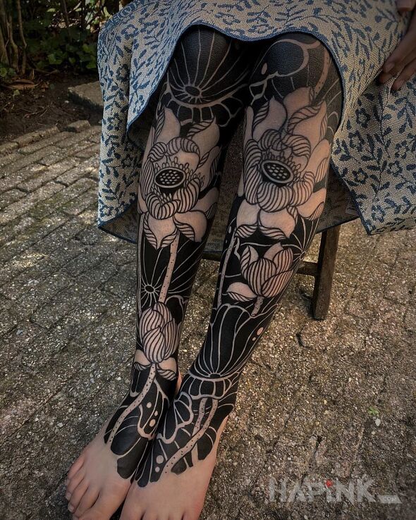 Tattoo Nogi w kwiaty in black and gray motif and blackwork / blackout style on the tibia