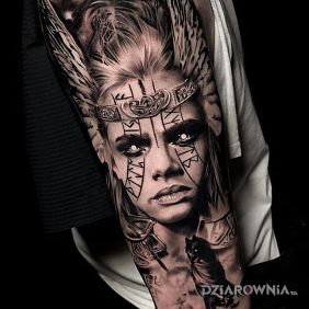 Tatuaż Walkiria na ramieniu motyw: twarze styl: realistyczne
