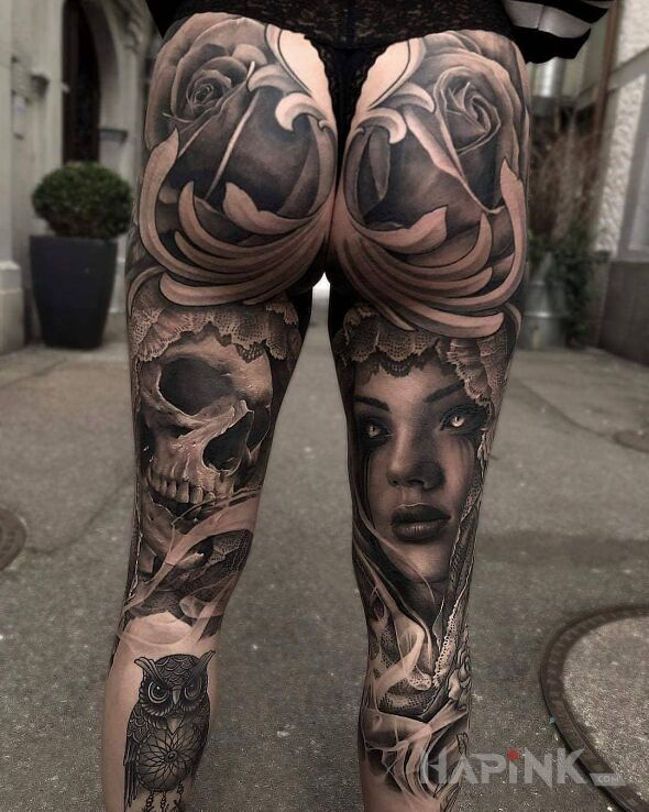 Tattoo Róże na pośladach in black and gray motif and realistic style on the leg
