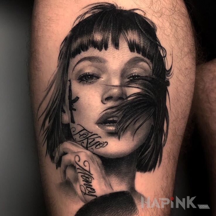 Tattoo AK-47 na twarzy in faces motif and calligraphy style on the leg