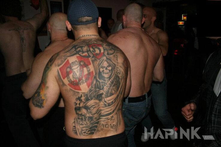Tattoo Ludzie Honoru Widzew in characters motif on the back